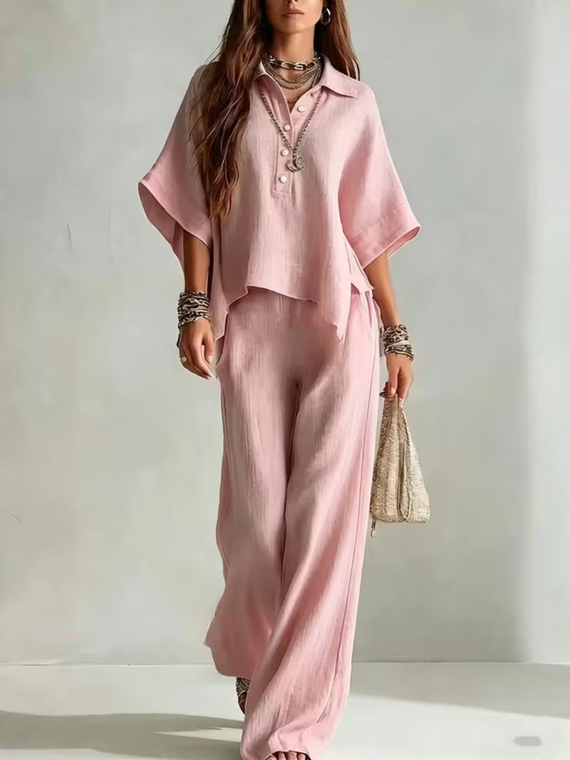 Conjunto de dos piezas: camisa de manga corta con cuello polo y pantalón de pierna ancha, confeccionado en mezcla de lino.