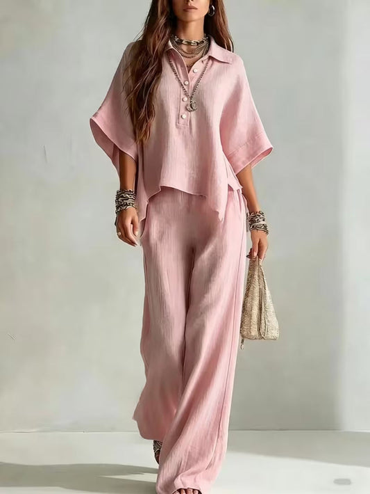 Conjunto de dos piezas: camisa de manga corta con cuello polo y pantalón de pierna ancha, confeccionado en mezcla de lino.