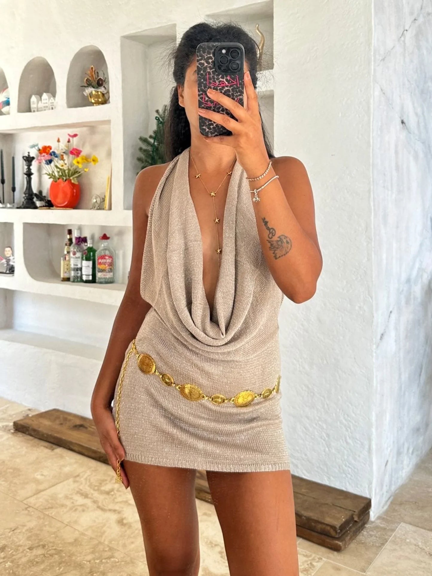 Minivestido con escote en V profundo y espalda descubierta