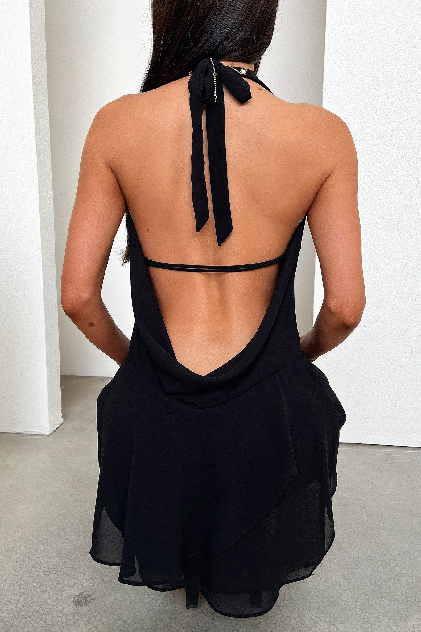 Vestido corto con cuello en V