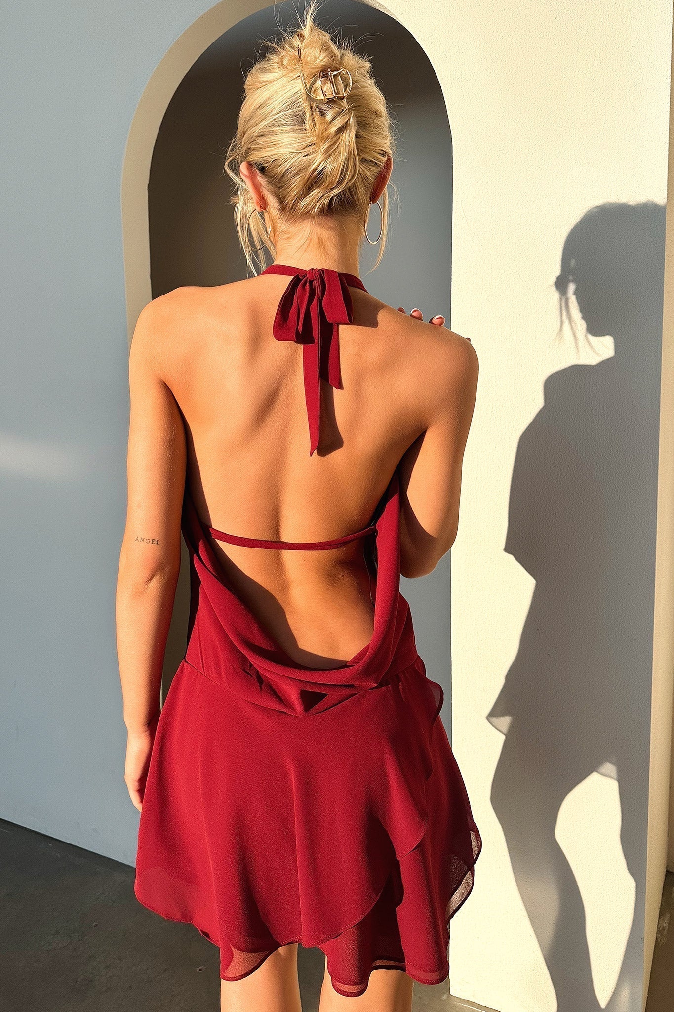 Vestido corto con cuello en V