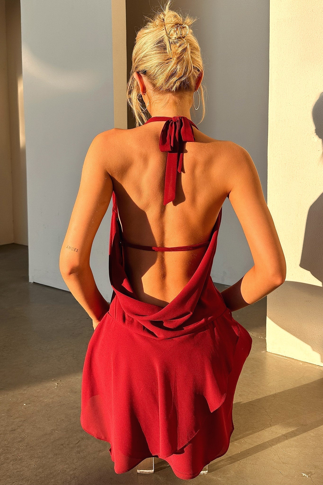 Vestido corto con cuello en V