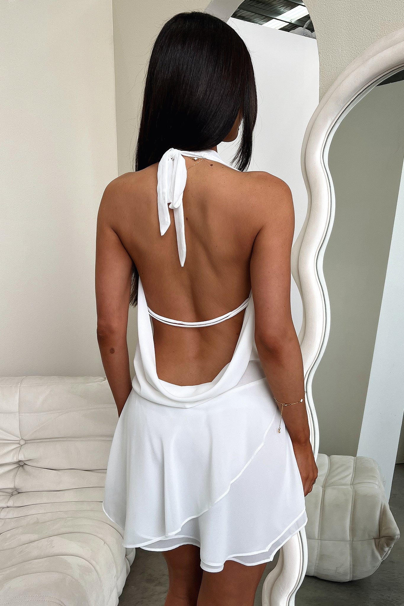 Vestido corto con cuello en V